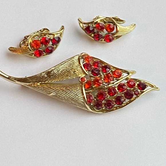 Coro Red Orange Rhinestone Brooch with Matching earrings - Picture 1 of 2